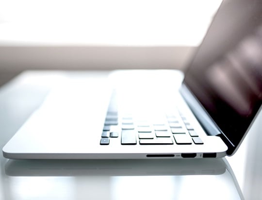 aufgeklappter Laptop