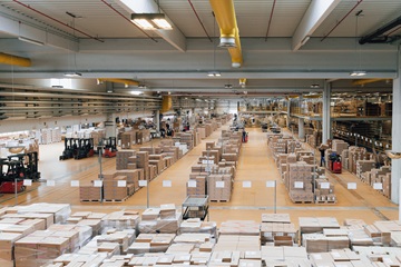 Versandhalle mit versandfertigen Paketen